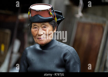 Porträt eines Ama Taucher - 80 Jahre alte Frau, die noch den traditionellen tauchen Muscheln zu sammeln für das Leben zu verdienen, Mie, Japan Stockfoto