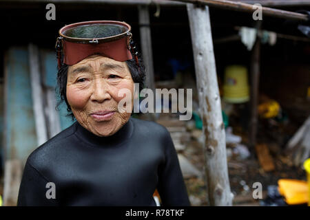 Porträt eines Ama Taucher - 80 Jahre alte Frau, die noch den traditionellen tauchen Muscheln zu sammeln für das Leben zu verdienen, Mie, Japan Stockfoto