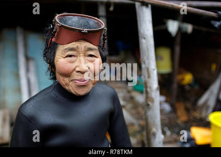 Porträt eines Ama Taucher - 80 Jahre alte Frau, die noch den traditionellen tauchen Muscheln zu sammeln für das Leben zu verdienen, Mie, Japan Stockfoto