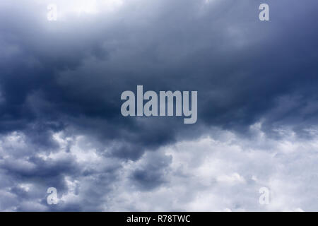 Dunkle Gewitterwolken mit Hintergrund, dunkle Wolken vor einem Gewitter Sturm Stockfoto