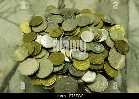 Geld aus verschiedenen Ländern. Antike Münzen aus Metall. Kupfer-, Silber- und Goldmünzen. Reichtum und Überfluss. Kleinigkeit. Die Liebe zum Geld. Wohlstand und Reichtum Stockfoto