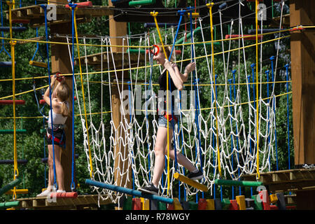 Zwei Jungen racing Ballon aufblasbare Kletterwand. Berezniki, Russland, am 28. Juni 2018 Stockfoto