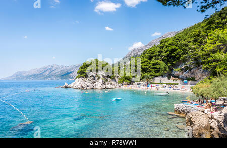 BRELA, KROATIEN - 20. JULI 2018: Touristen Erholung am wunderschönen Strand von Brela, schönen mediterranen Marine in Kroatien Stockfoto