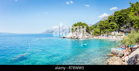 BRELA, KROATIEN - 20. JULI 2018: Touristen Erholung am wunderschönen Strand von Brela, schönen mediterranen Marine in Kroatien Stockfoto