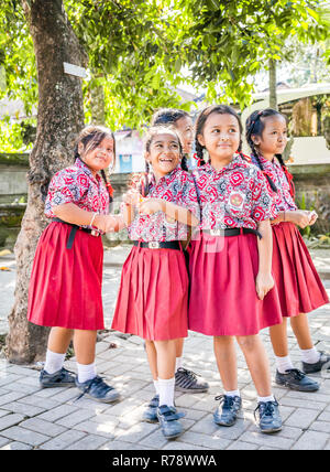 BALI, Indonesien - April 25, 2018: Junge glückliche Schüler tragen balinesische Schule Outfits in der Grundschule auf der Insel Bali, Indonesien Stockfoto