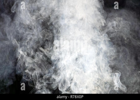 Weißer Rauch auf einem schwarzen Hintergrund grau Bild Stockfoto