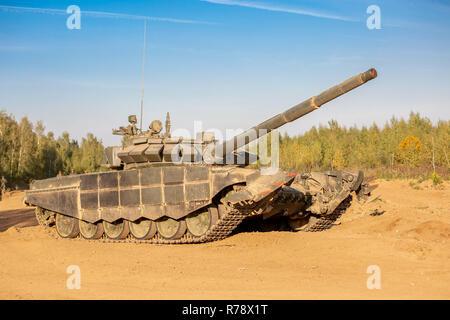 Militärische tank. Militärisches Konzept. Tank auf Übungen. Stockfoto