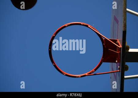 In der Nähe auf einem netball Hoop mit Netz gegen grauen Himmel Stockfoto