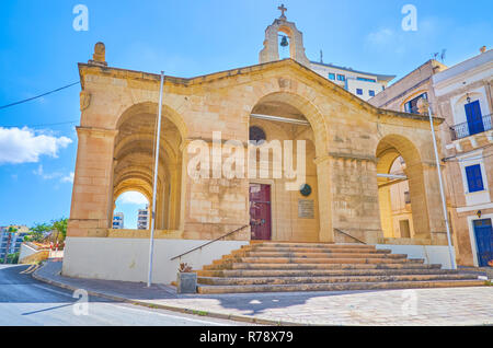 Die kleine Kirche des Hl. Paulus Schiffbruch ist einer der wichtigsten historischen Sehenswürdigkeiten von Bugibba, St. Paul's Bay, Malta Stockfoto