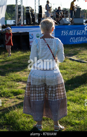 Mädchen in langes Kleid auf der Bühne Stern - Russland Berezniki Juli 21, 2018 Stockfoto