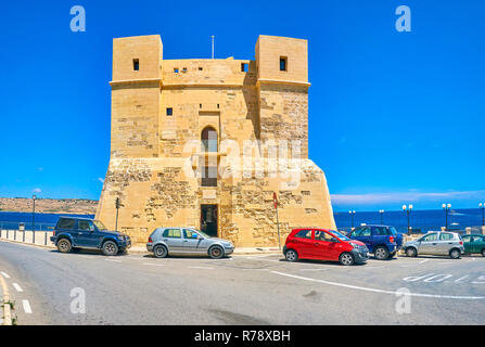 Die fassade Ansicht auf dem wignacourt Tower, am Rand der Klippe stehend, mit Blick auf die Umgebung von Bugibba, Malta Stockfoto