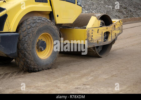 Schwingende Boden Verdichter arbeiten auf der Autobahn Baustelle Stockfoto