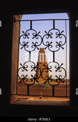 Agadez, Niger. Die agadez Moschee, durch künstlerische Fenster Schutzgrill gesehen. Stockfoto