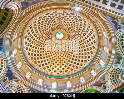 MOSTA, MALTA - 14. JUNI 2018: die Kuppel der Basilika der Himmelfahrt Mariens, auch bekannt als Rundbau, am 14. Juni in Mosta. Stockfoto