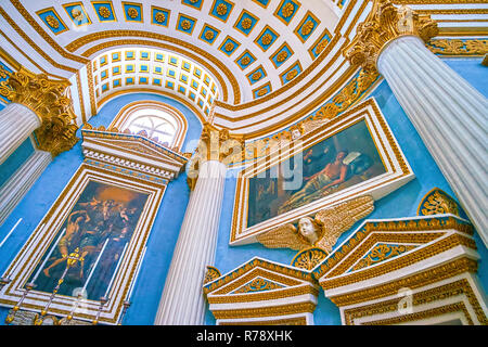 MOSTA, MALTA - 14. JUNI 2018: Im Innenraum der Basilika der Himmelfahrt Mariens mit Malereien verziert, mit Szenen aus der Bibel, auf J Stockfoto