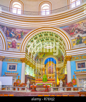 MOSTA, MALTA - 14. JUNI 2018: der Apsis und dem Altar Basilika Rundbau mit zentralen Symbol der Himmelfahrt der Jungfrau Maria, am 14. Juni in Mosta. Stockfoto