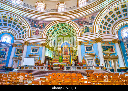 MOSTA, MALTA - 14. Juni 2018: Das Gebet Halle Basilika der Himmelfahrt Mariens, der drittgrößten Rundbau, in Welt, mit malerischen Kuppel und oder Stockfoto