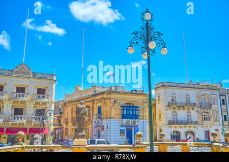 MOSTA, MALTA - 14. Juni 2018: Die Skulptur des Heiligen, auf das Podest der Basilika Rotunde und Gesichter auf dem Hauptplatz der Stadt, auf Jun Stockfoto