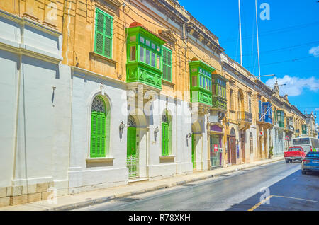 MOSTA, MALTA - 14. Juni 2018: Die typische maltesische Straße mit kleinen, alten edificed mit Holzbalkon, am 14. Juni in Mosta. Stockfoto