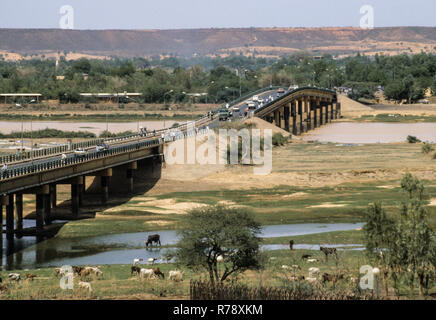 Niamey, Niger. Brücke über den Fluss Niger während der trockenen Jahreszeit. Stockfoto