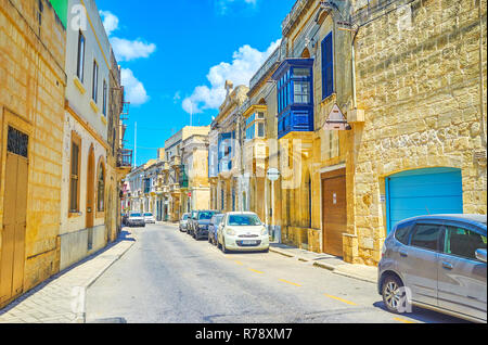 MOSTA, MALTA - 14. Juni 2018: Die schmale Straße in der Altstadt von Mosta mit historischen Villen, einige mit traditionellen maltesischen balc eingerichtet sind. Stockfoto