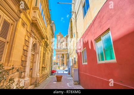 Die kleine Stadt Mosta in der Mitte der Insel gemütliche Gassen, typisch Maltesischen Häuser und riesigen Basilika Rotunde im Zentrum der Stadt. Stockfoto