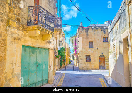 Der Weg in ein Labyrinth von engen Straßen und Gassen in der Altstadt Mosta, Malta Stockfoto