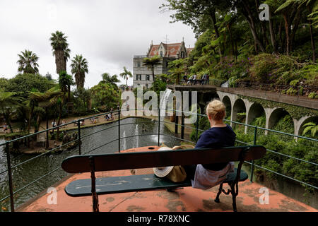 Ein toller Ort zum Sitzen, Entspannen und die wunderschönen tropischen Gärten hoch über Funchal auf der portugiesischen Insel Madeira genießen Stockfoto