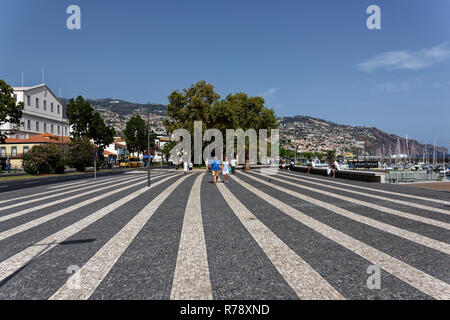 Hafen von Funchal auf Madeira ist ein großartiger Ort, um strol und im Sommer Sonne entspannen Stockfoto