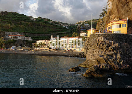 Die schöne kleine Stadt Ponta Do Sol westlich von Funchal auf Madeira ist ein großartiger Ort zu bleiben und einen erholsamen Urlaub am Meer genießen. Stockfoto