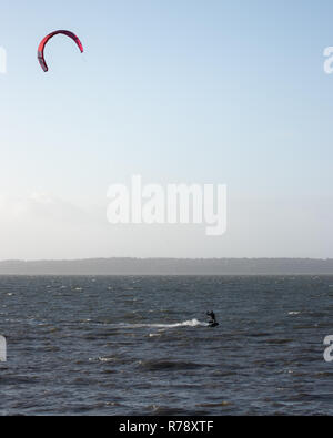 Ein einsamer Kite Surfer auf der britischen Gewässern im Winter Stockfoto