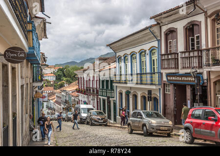 Ouro Preto, Minas Gerais - 2. November 2018 - ein typischer Tag in Ouro Preto Altstadt mit Touristen und Einheimischen zu Fuß auf den Straßen, Häuser aus der Kolonialzeit in Bra Stockfoto