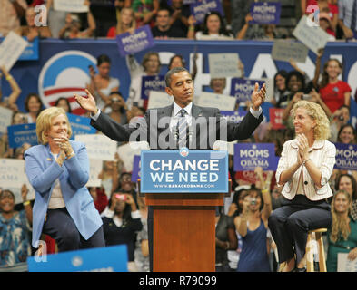 Demokratische Präsidentschaftskandidaten Senator Barack Obama, flankiert von Sen Claire McCaskill (L) und Rep. Debbie Wasserman Schults spricht auf der Kundgebung auf dem BankUnited Zentrum in Coral Gables, Florida am 19. September 2008. Stockfoto