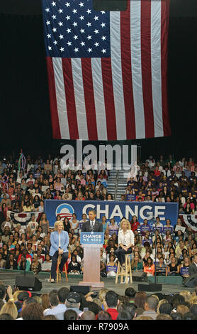 Demokratische Präsidentschaftskandidaten Senator Barack Obama, flankiert von Sen Claire McCaskill (L) und Rep. Debbie Wasserman Schults spricht auf der Kundgebung auf dem BankUnited Zentrum in Coral Gables, Florida am 19. September 2008. Stockfoto