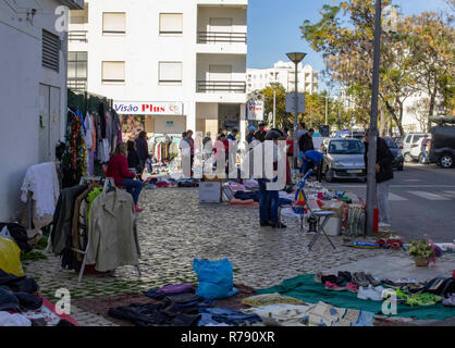 Quarteira, Portugal, der monatliche Flohmarkt, auf dem eine große Auswahl an Gebrauchtwaren zum Verkauf angeboten wird.in diesem Abschnitt werden Second Hand-Kleidung zum Verkauf angeboten Stockfoto