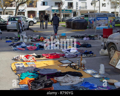 Quarteira, Portuga. Der monatliche Flohmarkt , wo eine große Auswahl an Second Hand Waren sind auf Verkauf.in diesem Abschnitt sind die Artikel auf dem Boden. Stockfoto