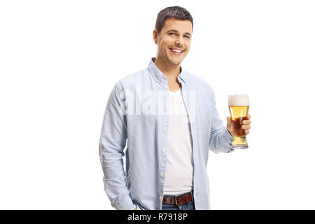 Hübscher junger Mann hält ein Glas Bier auf weißem Hintergrund Stockfoto