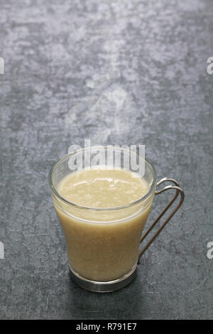 Hausgemachte Amazake, traditionelle Japanische süsses Getränk aus Reis Koji hergestellt. Stockfoto