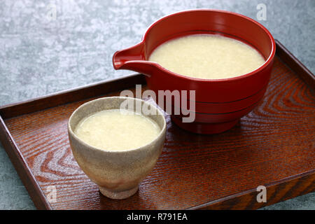 Hausgemachte Amazake, traditionelle Japanische süsses Getränk aus Reis Koji hergestellt. Stockfoto