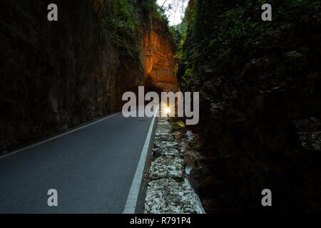 Strada della Forra Scenic Road an der Höhlen von Pieve Tremosine zu Stockfoto