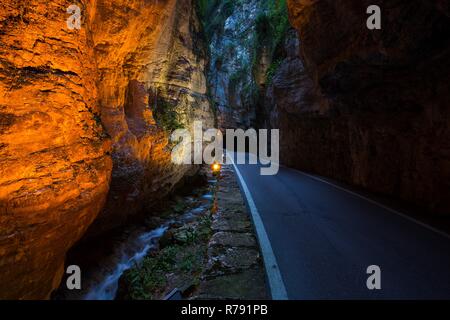 Strada della Forra Scenic Road an der Höhlen von Pieve Tremosine zu Stockfoto