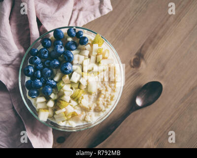 Millet Porridge mit Heidelbeeren und Birne Stockfoto