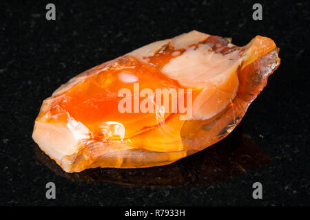 Raw edel Opal und Feueropal Edelstein auf Schwarz Stockfoto