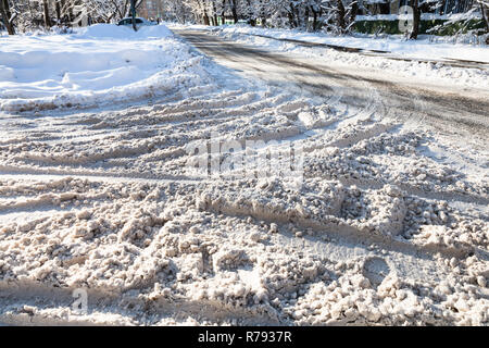 Oberfläche der Schnee rutschigen Urban Road Stockfoto