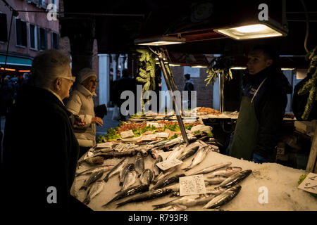 Venedig, Portugal - 9. Dezember 2017: Frauen kaufen Fisch am Venedig Markt Stockfoto