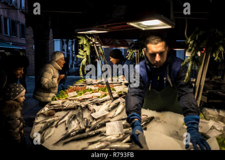 Venedig, Portugal - 9. Dezember 2017: Frauen kaufen Fisch am Venedig Markt Stockfoto