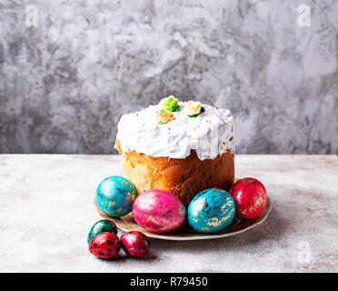 Schöne traditionelle Ostern Kuchen mit bemalte Eier Stockfoto