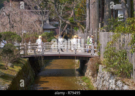 Gruppe von japanischen Pilger Ankunft im Tempel auf dem Berg Koya (KoyaSan) Stockfoto