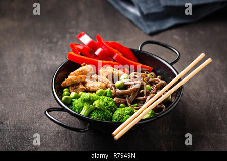 Rühren braten Soba mit Fleisch und Gemüse Stockfoto