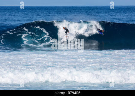 Punta Blanca, Alcala, Teneriffa. Surfer in Aktion an der Westküste von Teneriffa, Kanarische Inseln, Spanien. Stockfoto